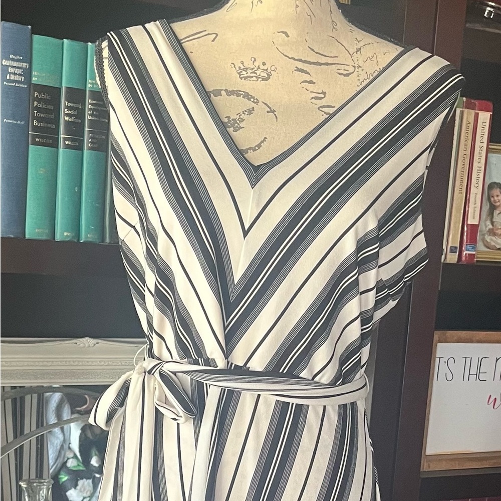 Cute black and white dress.